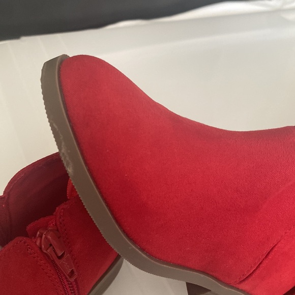 Toddler girl shoes size 10 with cozy hat and gloves. Hat is size 2T-3T - Picture 2 of 3